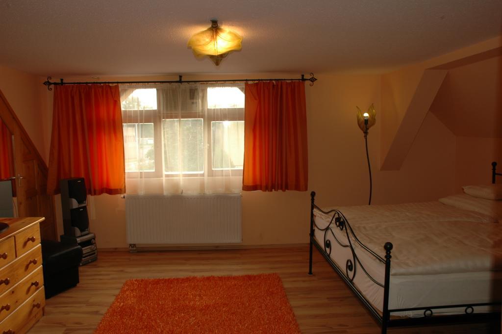Alom Kucko Apartman Zalaegerszeg Phòng bức ảnh